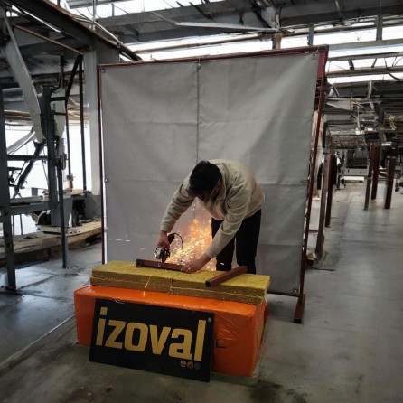 YANMAZ KAYNAK , KIVILCIM PERDESİ AYAKLI TEKERLİ VE PROFİLLİ 2X2 Metre